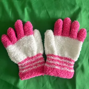 Guantes de invierno de felpa para mujer, guantes de punto suaves y calientes rosa blanco.