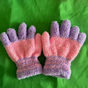 Guantes de invierno de felpa coral detalle, diseño de punos a rayas rosa y morado suaves.