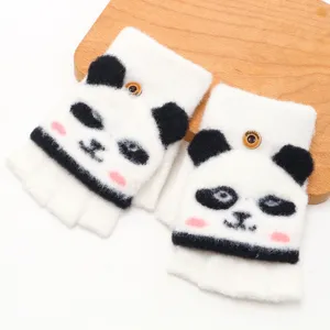 Gros plan de gants à rabat demi-doigts en peluche panda mignons, tricot épais doux enfant.