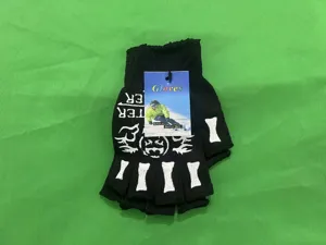 Guanti lavorati a maglia senza dita neri con motivo scheletro, caldi per l'inverno all'aperto.