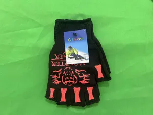 Vista dettagliata di guanti in maglia nera senza dita con motivo mostro e ossa rosse.