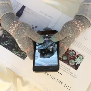 Winter fleece-lined deer jacquard touch screen gloves for couples, thick warm knit thermal gloves.