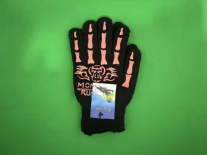 Primo piano dettagliato di guanti in maglia nera con stampa scheletro e etichetta.