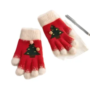 Guanti lavorati a maglia di Natale carini con polsino in peluche bianco e design invernale.