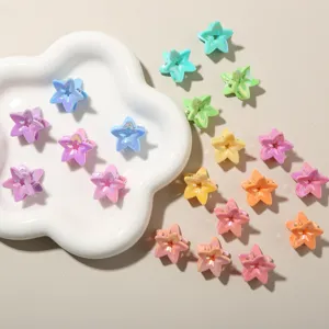Dettaglio ravvicinato di mini mollette per capelli a forma di stella con finitura perlata.