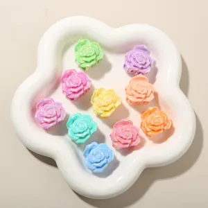 Macro di mollette per capelli a rosa 3D colorate con finitura cangiante lucida in un vassoio