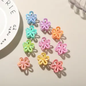 Selezione di piccole mollette per capelli a forma di fiore cangiante in vari colori pastello