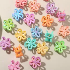 Dettaglio di mini mollette a fiore da 2,5 cm in colori caramella cangianti