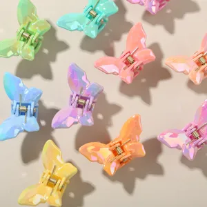Primo piano di mini mollette per capelli a farfalla iridescenti in colori vivaci.
