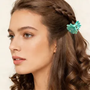 Vista dettagliata di una mini molletta per capelli a fiore turchese da 2,5 cm sui capelli