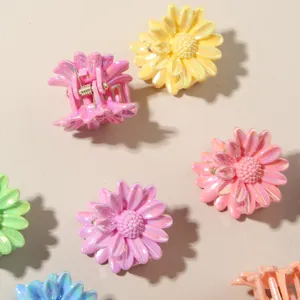 Primo piano di mini mollette per capelli a margherita con finitura perlata lucida