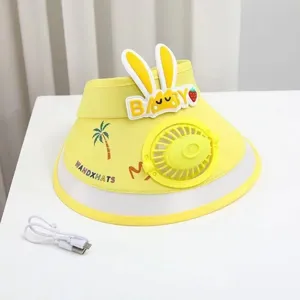 Gedetailleerd overzicht van de gele kinder zonnevizier met een ingebouwde USB ventilator.