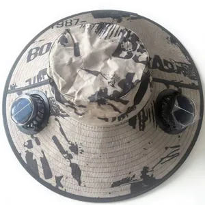 Zonnehoed met dubbele zonne-ventilator topview en stijlvolle camouflage rand erop.