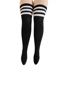 Chaussettes hautes noires à rayures blanches, parfaites pour le cosplay et les tenues kawaii.