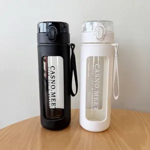 Vista lateral de botellas de agua de vidrio portátiles blancas y negras con fundas