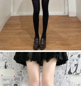Detailaufnahme von Damen schwarze Strumpfhosen Kniestrümpfe und Plisseerock JK Stil Outfit.