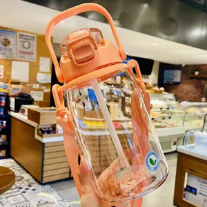 Vue détaillée d'une grande gourde orange avec paille et bandoulière portable