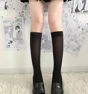 Schwarze Kniestrümpfe Detailaufnahme, klassisches JK-Design, weiche Textur für den Alltag.
