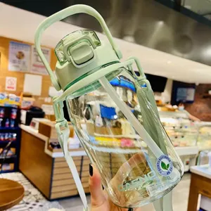 Vue détaillée d'une grande gourde en plastique vert menthe avec paille et sangle