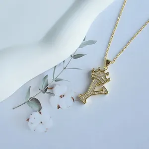 Collier pendentif lettre Y couronne plaqué or avec cristaux scintillants détail élégant.
