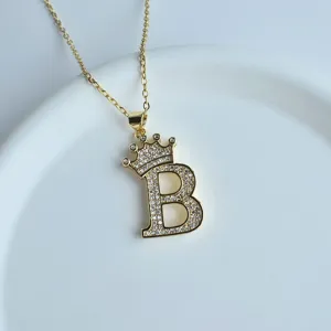 Vue rapprochée du collier pendentif lettre B couronne dorée, détails zircon étincelants.