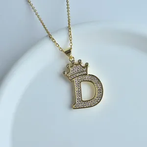Collier pendentif lettre D couronne or détail, chaîne clavicule zircone micro-sertie brillante.