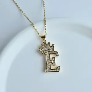 Collier pendentif lettre E couronne plaqué or avec des zircons brillants étincelants.