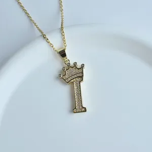 Collier pendentif lettre I couronne or gros plan, chaine clavicule zircone micro serti