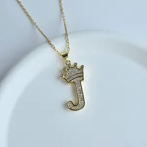 Vue détaillée de l'élégant collier avec pendentif lettre J couronne strass micro-serti.
