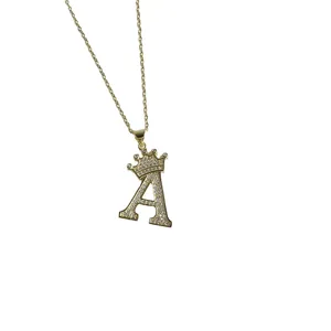 Collier lettre A couronne dorée, pendentif strass micro pavé, bijou tendance élégant.