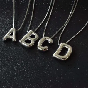 Collana con ciondolo lettera metallica argentata, gioiello con alfabeto minimalista chic.