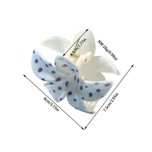 Pinza para el pelo Plumeria con lunares azules mostrando medidas y peso del producto