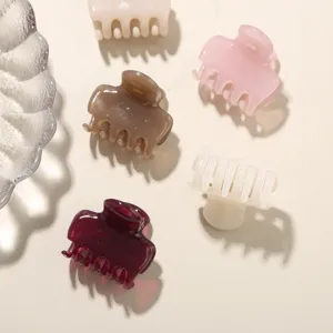 Detailansicht von Mini-Haarklammern aus PC in verschiedenen Pastell-Gelee-Farben