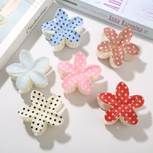 Set de pinzas para el cabello con forma de flor y lunares para un estilo dulce