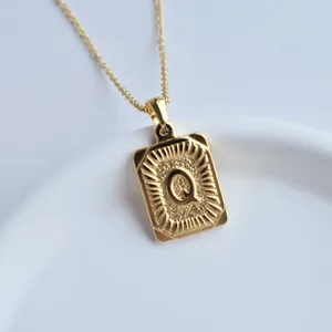 Gold stainless steel square letter Q pendant necklace fashion hip-hop jewelry accessory detail