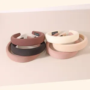 Colección de seis diademas acolchadas vintage en varios tonos neutros elegantes.