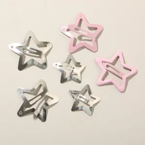 Vista dettagliata di sei fermagli a stella con finiture rosa opaco e argento metallizzato