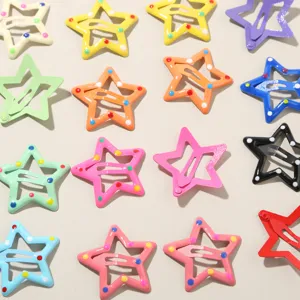 Collezione di vari fermagli per capelli a forma di stella con vivaci motivi a pois.