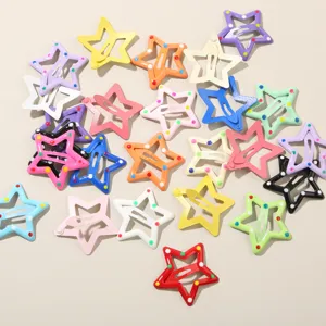 Vista dettagliata di fermagli per capelli BB a forma di stella a cinque punte colorata.