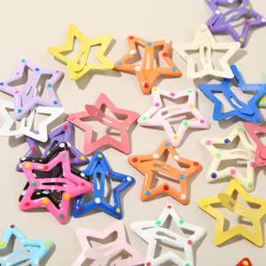 Primo piano di fermagli per capelli a forma di stella colorati con pois giocosi