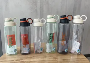 Présentation de grandes bouteilles de sport en plastique en plusieurs coloris