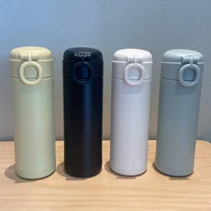 Quatre gourdes isothermes minimalistes en acier inoxydable 316 en diverses couleurs pastel.
