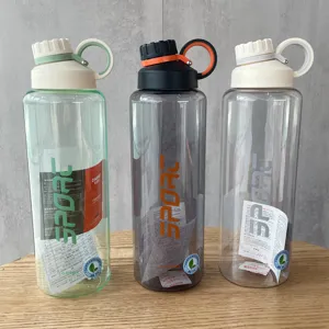 Groupe de trois grandes bouteilles d'eau de sport en plastique de différentes couleurs
