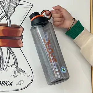 Grande bouteille d'eau de sport gris fumé avec logo SPORT tenue à la main pour l'extérieur