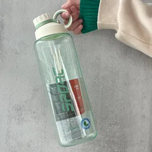 Vue détaillée d'une gourde de sport en plastique vert tenue à la main
