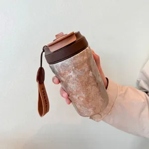 Detailansicht eines Kaffeekaufs aus reinem Titan mit einzigartiger Kristallstruktur-Oberfläche