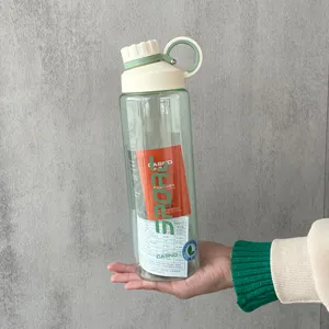 Vue détaillée d'une grande bouteille d'eau de sport en plastique avec étiquettes