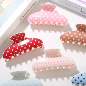 Vue macro montrant diverses pinces à cheveux en ABS de 10,5 cm à pois pour femmes