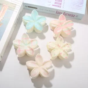 Detalle de cinco pinzas para el cabello de plumeria impresas de colores para mujer