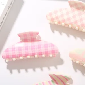 Vue détaillée de pinces à cheveux en ABS de 10,5 cm avec motifs à carreaux roses
